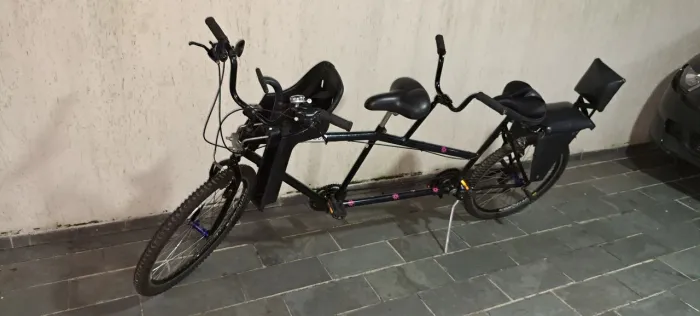 Bicicleta dupla para família.