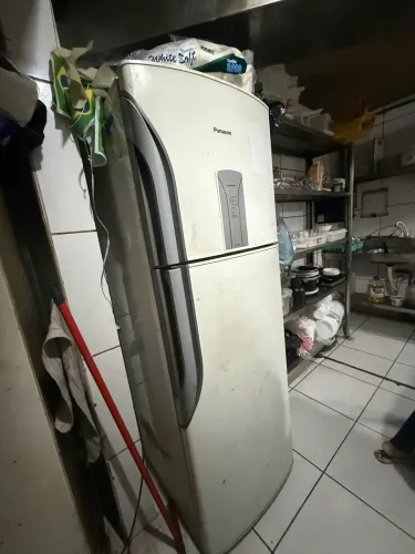 VENDE-SE GELADEIRA COM DEFEITO