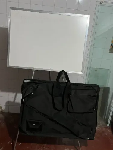 Quadro Branco com capa e cavalete.