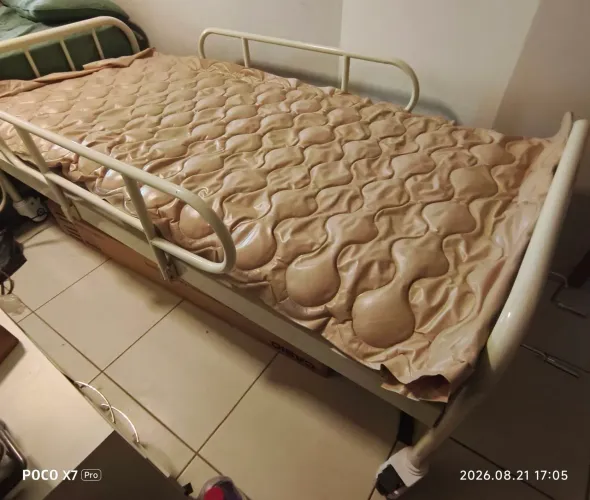 Cama Hospitalar 2 manivelas 2 movimentos para até 180 kg com 2 colchões sendo 1 pneumátic