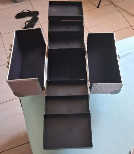 Vendo uma maleta de maquiagem!
