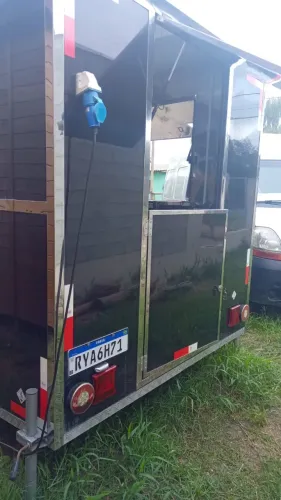 Trailer de lanches pronto para trabalhar!