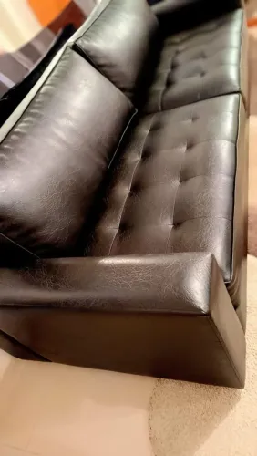 Sofá 3 lugares, couro negro e semi novo