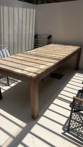 Mesa de granito exclusivo com base de madeira de demolição 