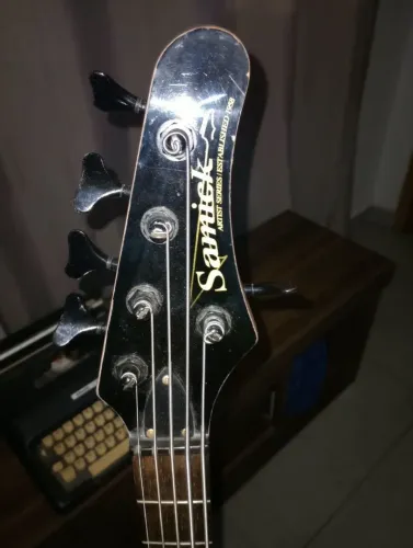 Baixo samick cinco cordas , com caixa de estudo.