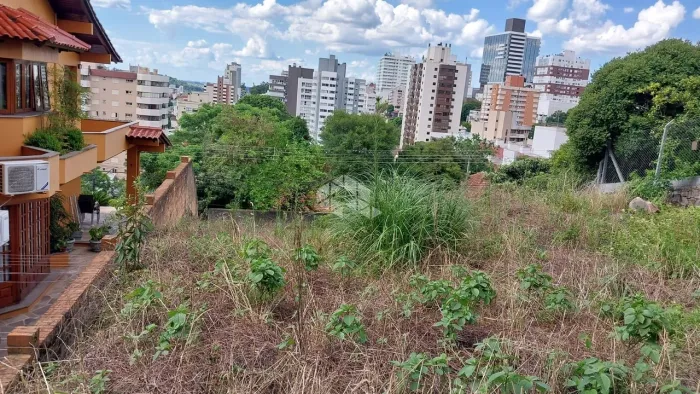 Terreno no bairro São Francisco com uma excelente vista para cidade.