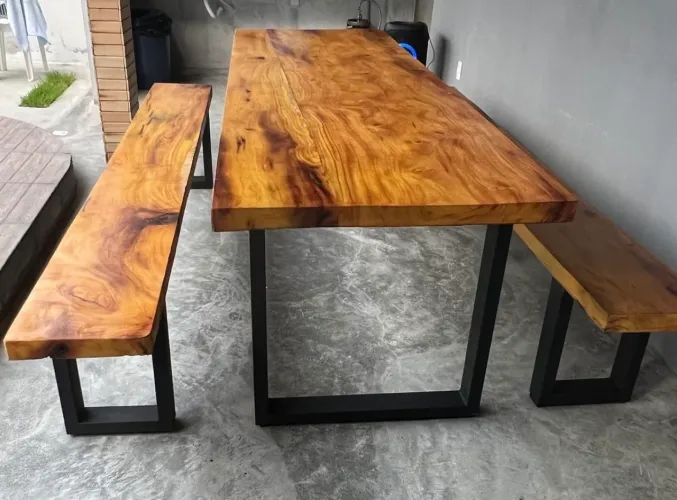 Mesa com base em metalon
