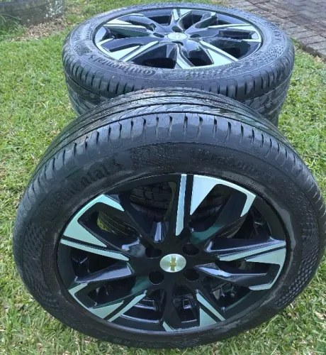Jogo de pneus e rodas 195/55R16 GM semi novo