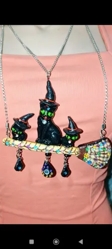 Colar Halloween com pingente Salém 2 gatos com vassoura a peça