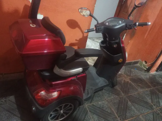 vendo motinha elétrica triciclo semi nova