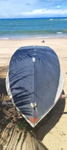 Barco de fibra e alumínio