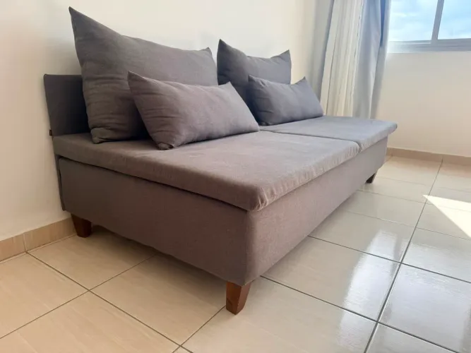 Sofá cinza de linho