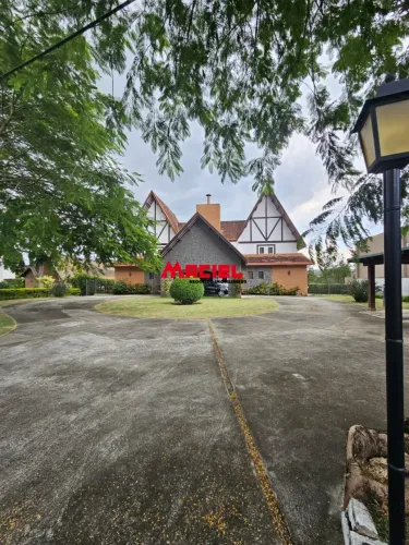 Casa Exclusiva com 580m², Piscina, Sauna e Campo de Futebol - Conforto e Lazer Completo
