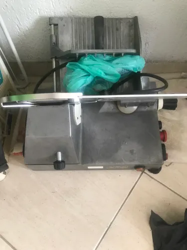 Máquina de cortar frios
