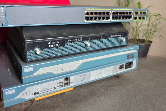 4 Aparelhos CISCO - 1 deles Switch 24 portas novo