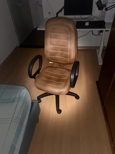 CADEIRA DE COURO ERGONÔMICA