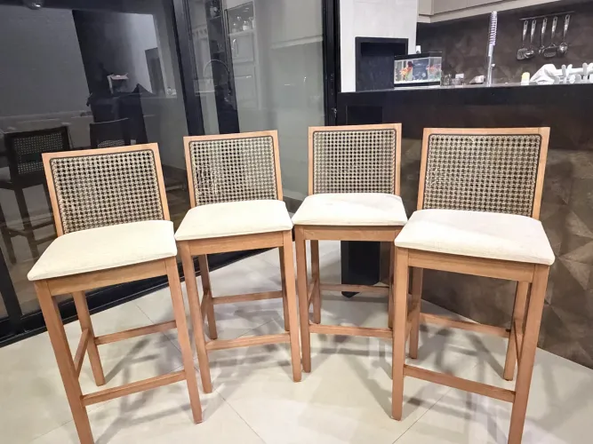 Cadeiras e banquetas