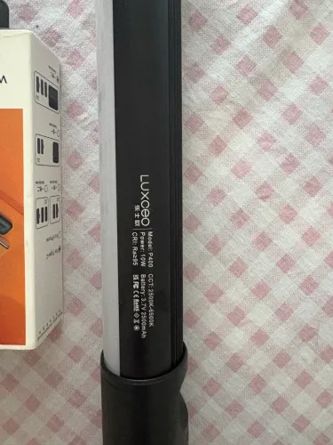 Microfone de lapela e luz de lede