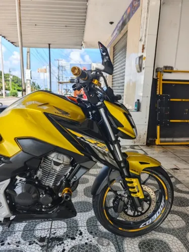 HONDA CB 300F ABS 2024 Dourada | Único Dono | Revisada na Honda | +R$4.000 em acessórios