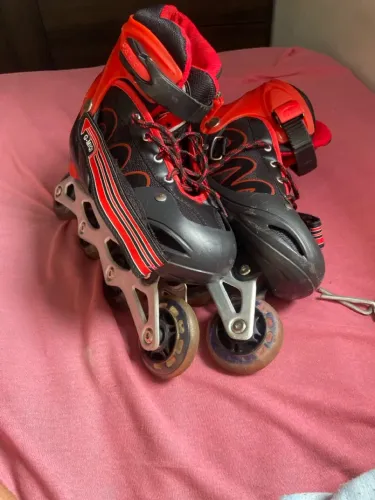 Patins preto e vermelho