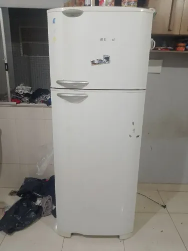 Vende-se geladeira Eletrolux com DEFEITO 