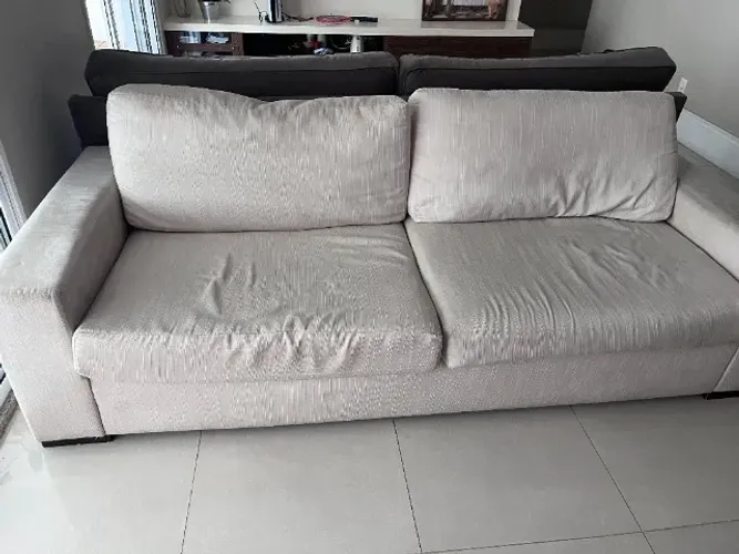 SOFÁ USADO - ESTRUTURA BOA - PRECISA TROCAR OU LIMPAR TECIDO