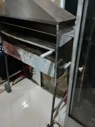 Vendo churrasqueira com carrinho para espeto.