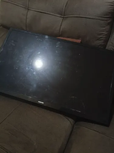 Televisão smart tv 38 polegadas, com a tela quebrada
