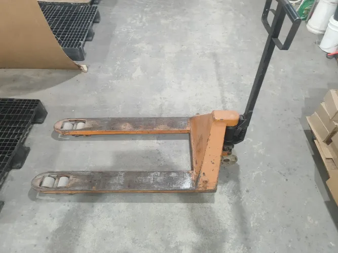 Vendo paleteira para 2500 kg 