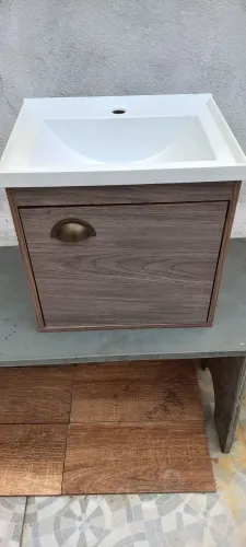 Gabinete de banheiro com cuba em resina