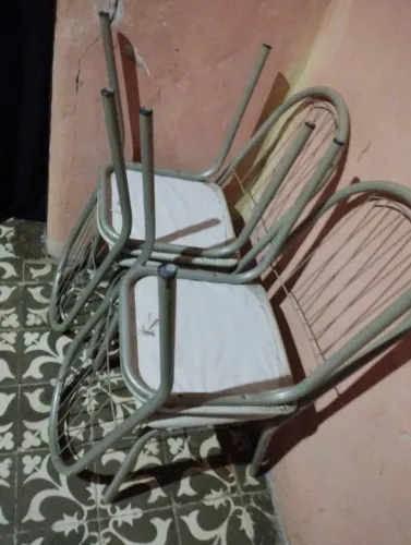 Vende-se mesa de jantar 4 lugares