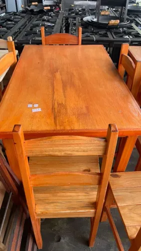 Mesa 4 cadeiras c/verniz 