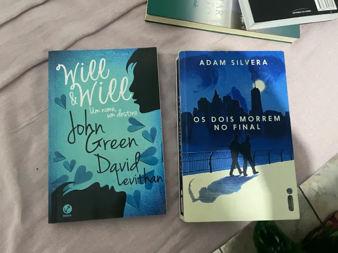 Os dois morrem no final , Will & Will, Estranho irresistível e Cretino Irresistível