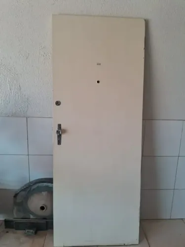 Porta de Madeira Lisa com Fechadura e Olho Mágico