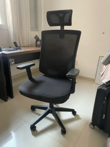 Cadeira ergonômica de escritório com apoio lombar, encosto de cabeça e braços reguláveis