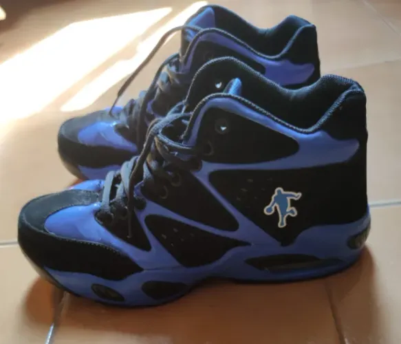 Ténis masculino, cor azul-preto, nunca usado, tamanho 39-40. Produto importado.