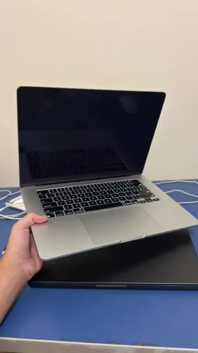 MacBook Air M3 15" 16GB/512GB (Tela Queimada - Ideal para uso em monitor externo)