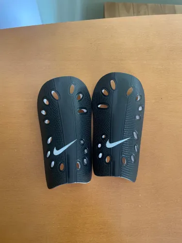 Caneleira Nike oficial
