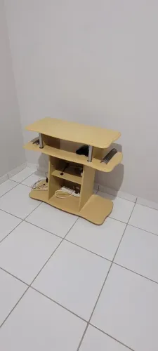 Um rak para tv, em MDF, cor amarela, usado, em bom estado.