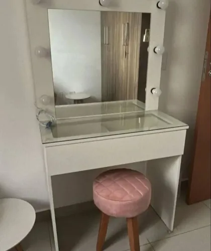 Camarim Joana com lâmpadas e banqueta grátis 