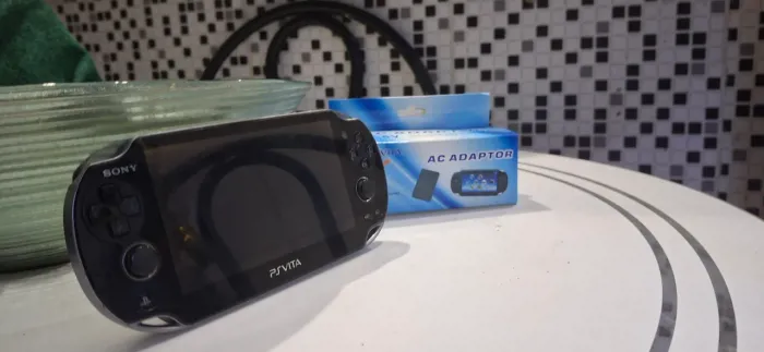 PS VITA(FAT) 1001 OLED Impecável + Carregador + Jogo The Walking Dead desbloqueado