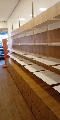 Conjunto de Móveis, Prateleiras e Bancada p/ Exposição de Produtos