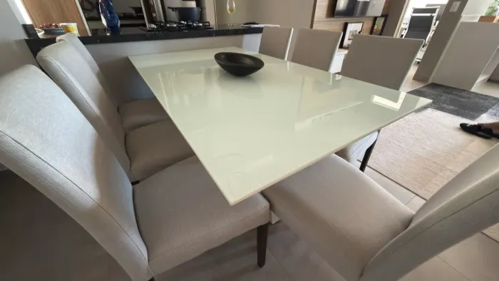 Mesa de madeira com tampão de vidro e 8 cadeiras 