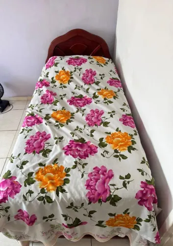 Bicama em mogno com 2 gavetas na cama debaixo.