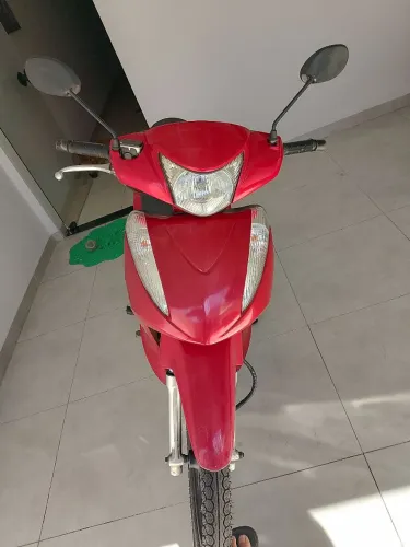 Moto econômica, bem conservada, não bate nada e funciona tudo.