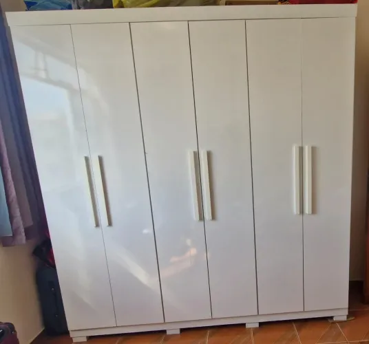 Guarda roupas branco com 4 gavetas internas