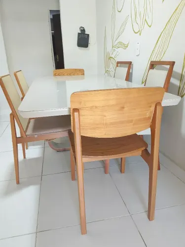 Mesa de jantar com 6 cadeiras de madeira e tampo de vidro 