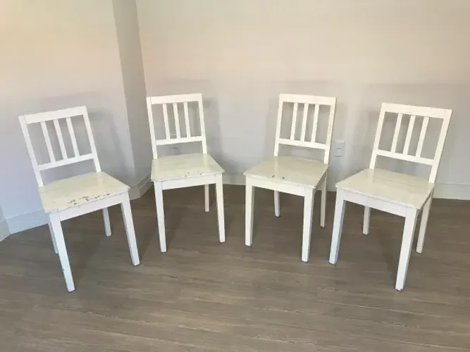 Quatro cadeiras antigas em madeira maciça