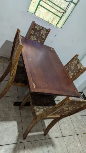 Mesa com 4 cadeiras