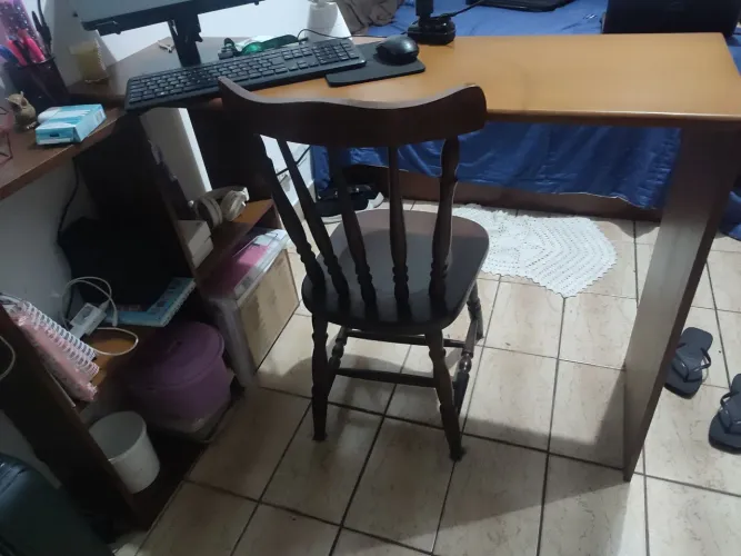 Mesa de estudos de madeira